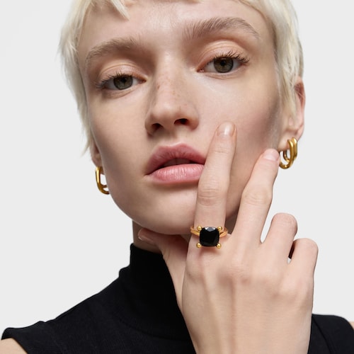 Anillo mediano con baño de oro 18 kt sobre plata y ónix Color Black