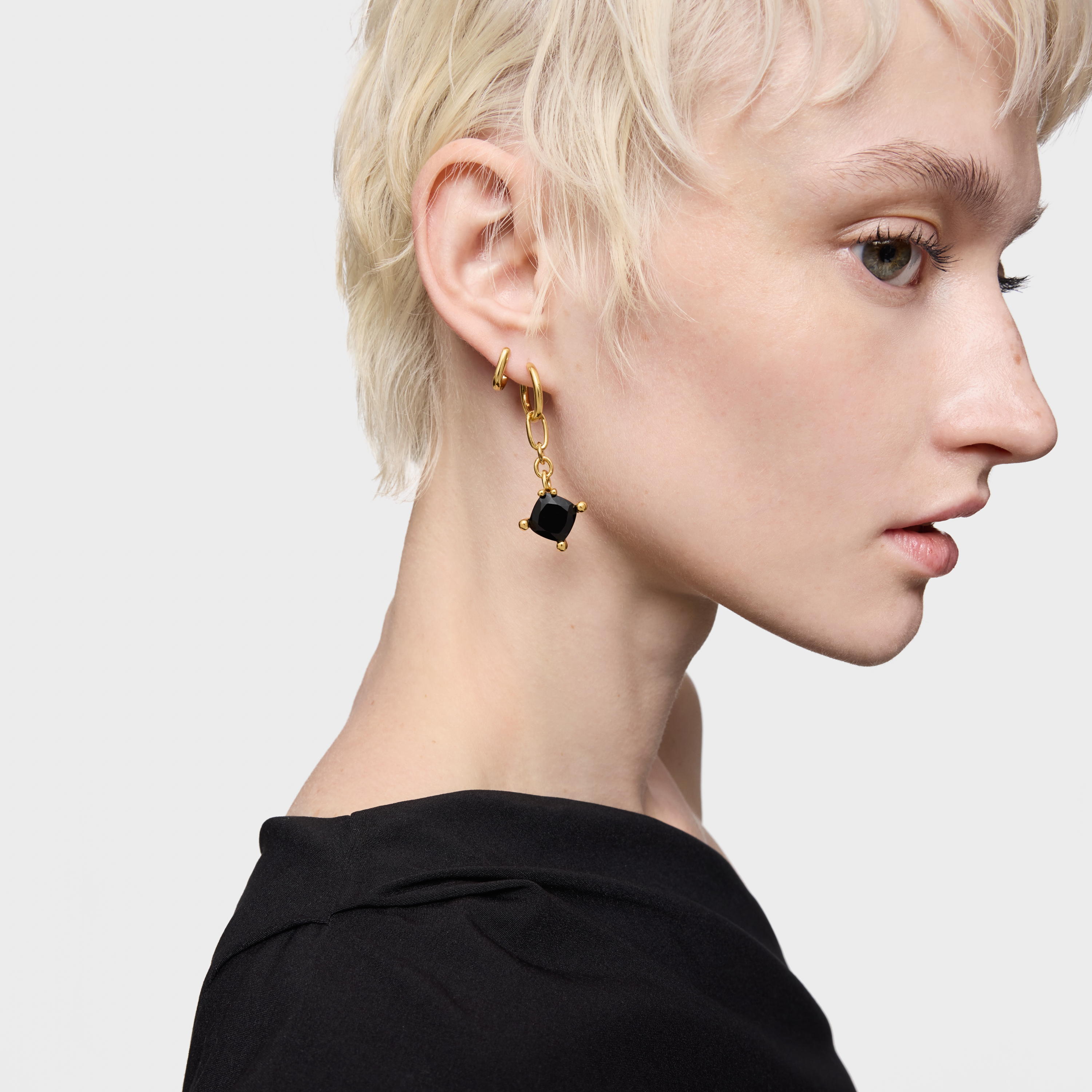 Long 18kt gold plating over silver Hoop earrings and onyx Color Black