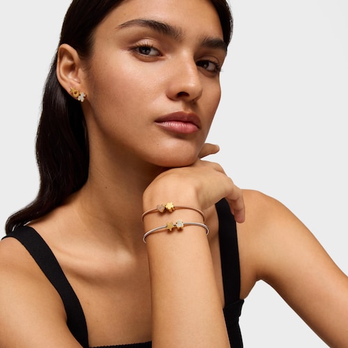 Charm TOUS 1950 corazón con baño de oro 18 kt sobre plata y rodolitas