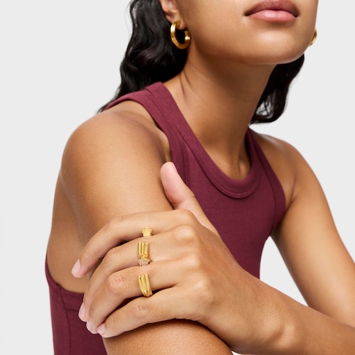 Anillo abierto con baño de oro 18 kt sobre plata y motivo flor con rodolitas TOUS 1950