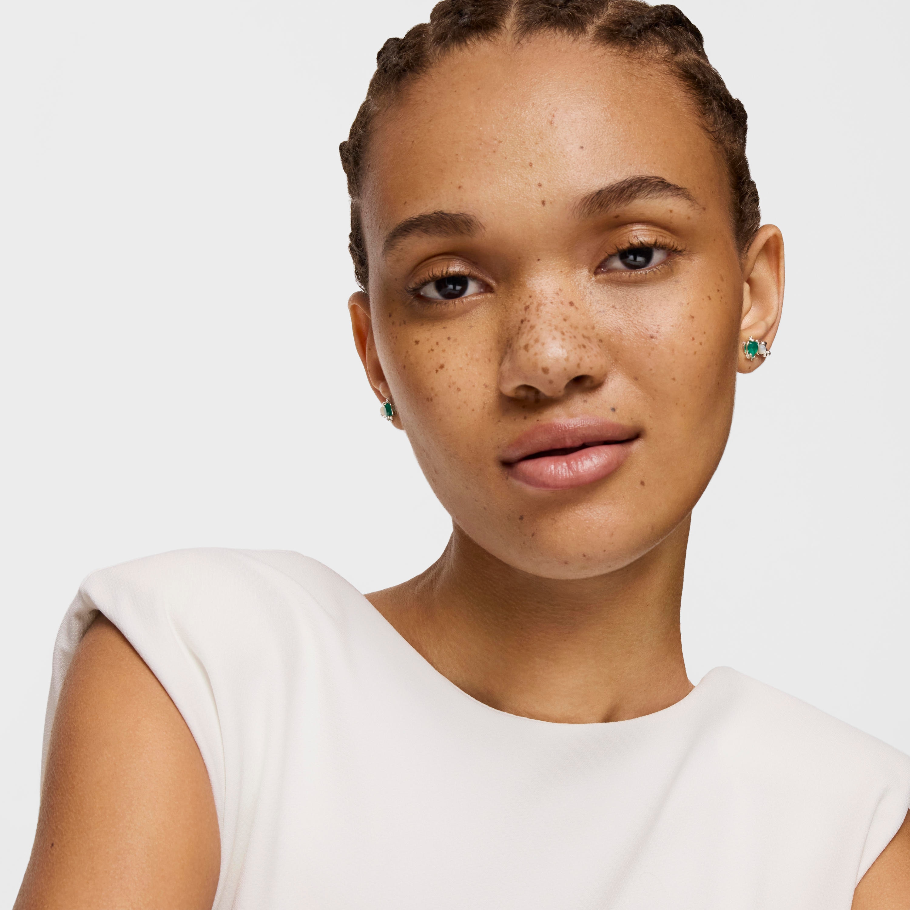 Climber earrings with silver bear, mother of pearl and chalcedony Color Pills