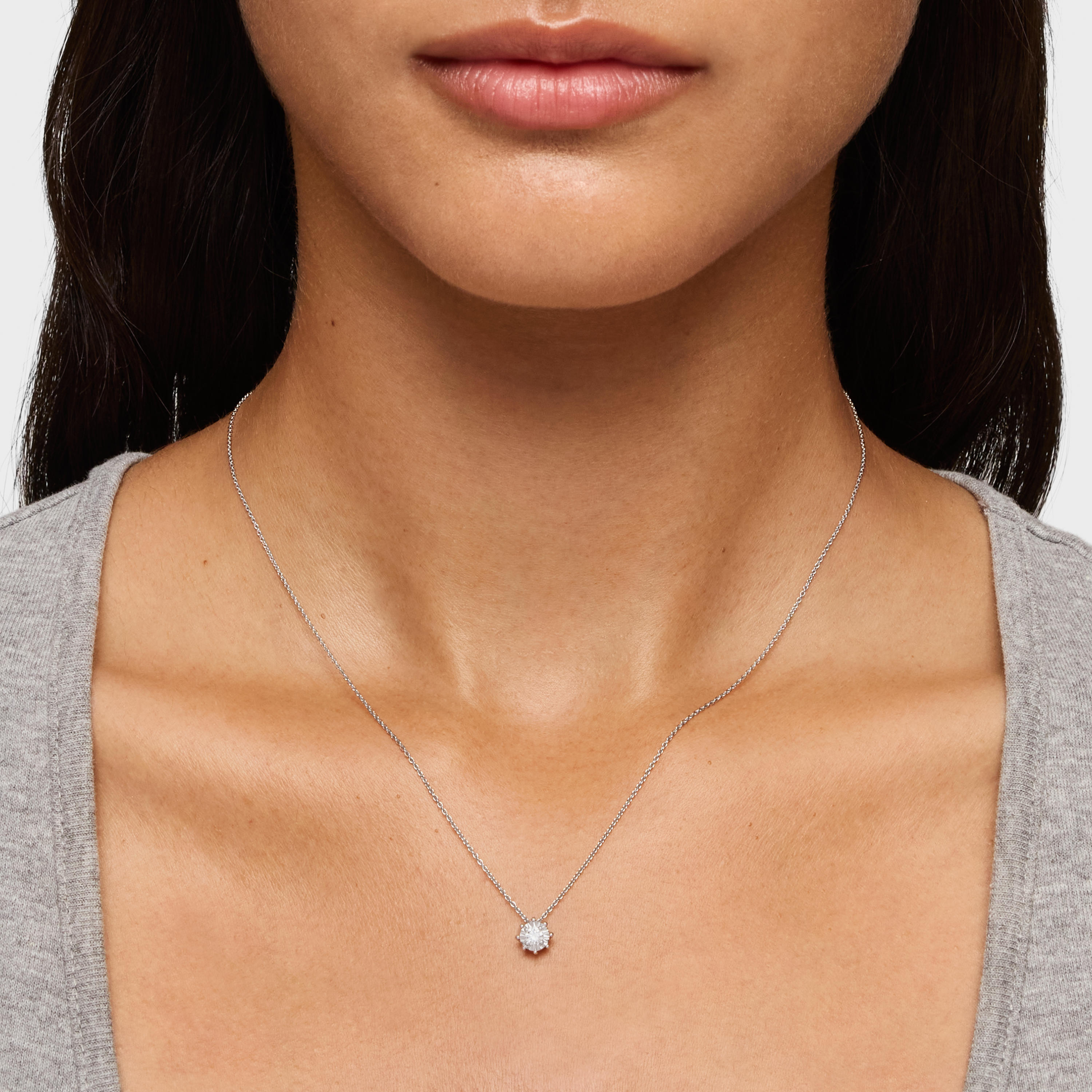 Short rosette Necklace in 18K white gold with 0.15 ct diamonds Les Classiques