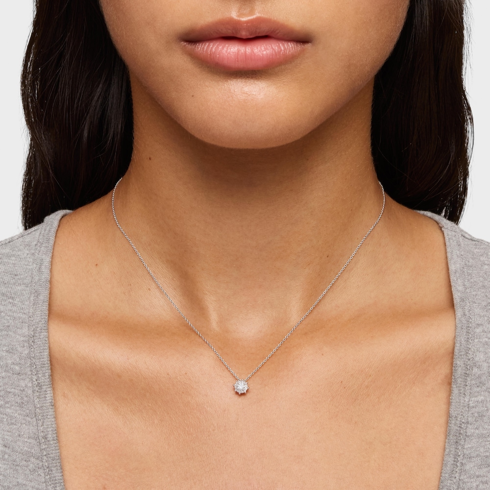 Short rosette Necklace in white gold with 0,15 ct diamonds Les Classiques Short rosette Necklace in white gold with 0,15 ct diamonds Les Classiques