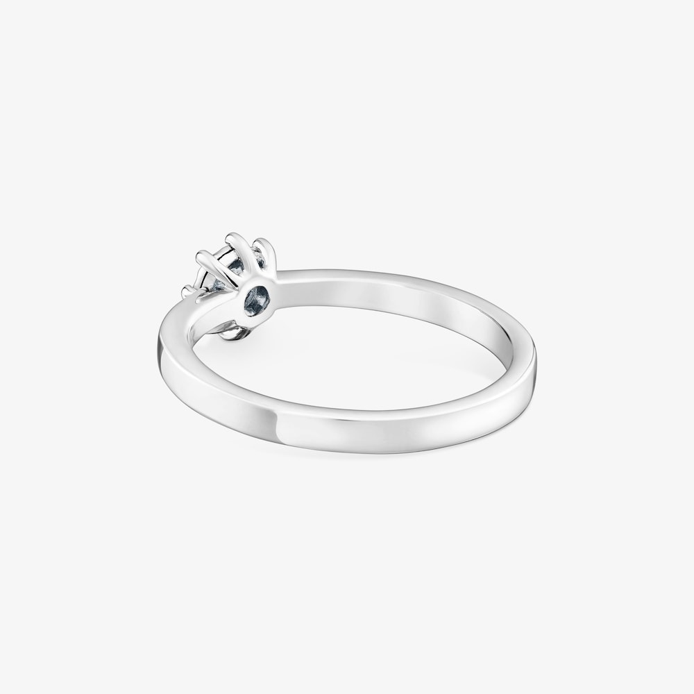 Prsteň z kolekcie Les Classiques vyroben&yacute; z bieleho zlata s malou diamantovou ružicou