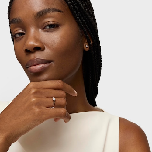 Anillo rosetón pequeño de oro blanco y diamantes 0,10ct Les Classiques