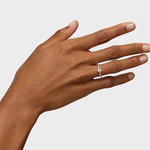 Anillo rosetón pequeño de oro blanco y diamantes 0,10ct Les Classiques