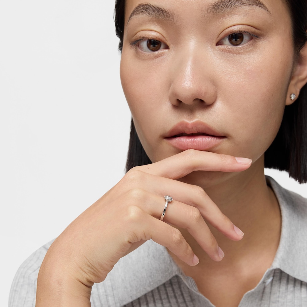 Prsteň z kolekcie Les Classiques vyroben&yacute; z bieleho zlata s malou diamantovou ružicou