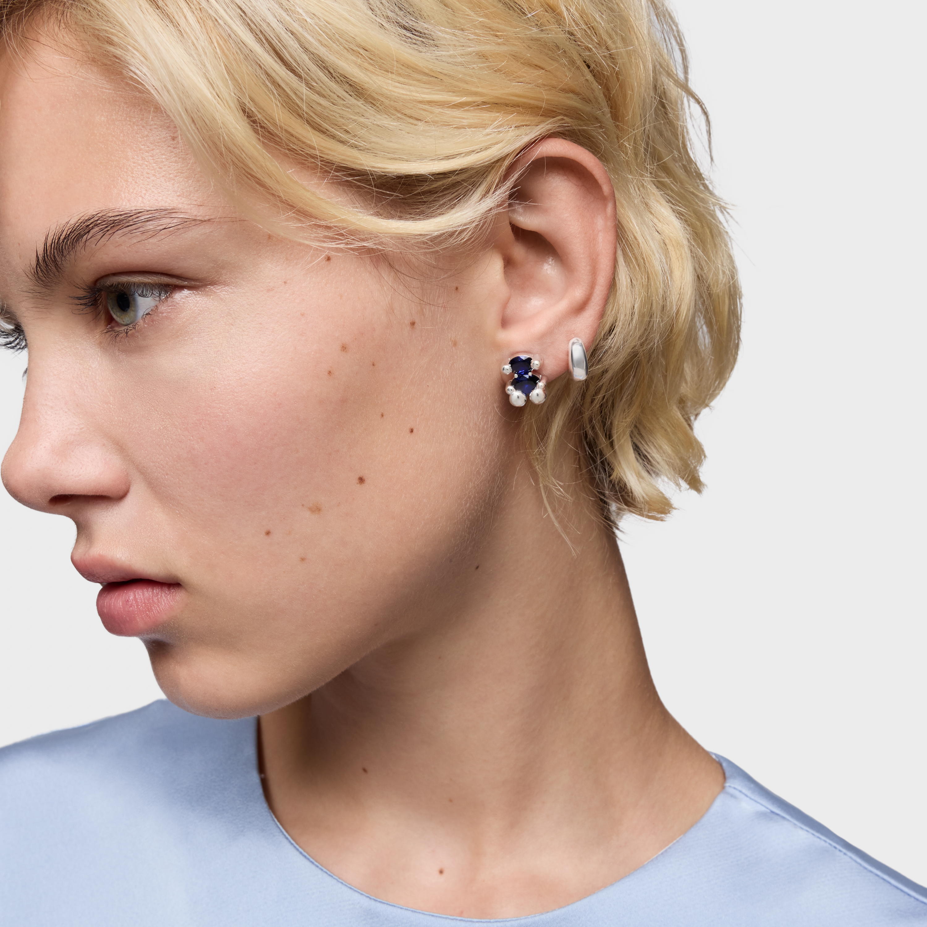 13 mm silver bear motif Earrings with lab-grown blue sapphire Color Bear LGG