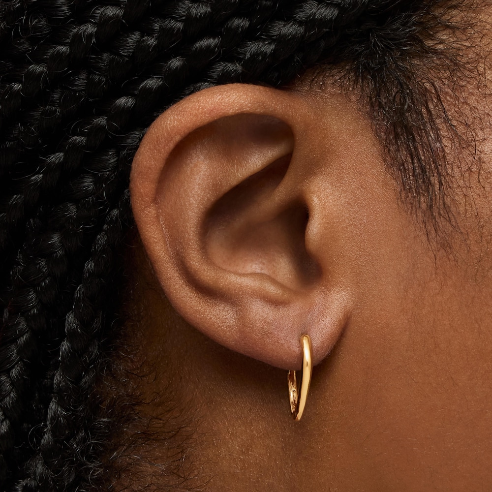 Pendientes con baño de oro 18 kt sobre plata cortos con aro púa Basics Pendientes con baño de oro 18 kt sobre plata cortos con aro púa Basics