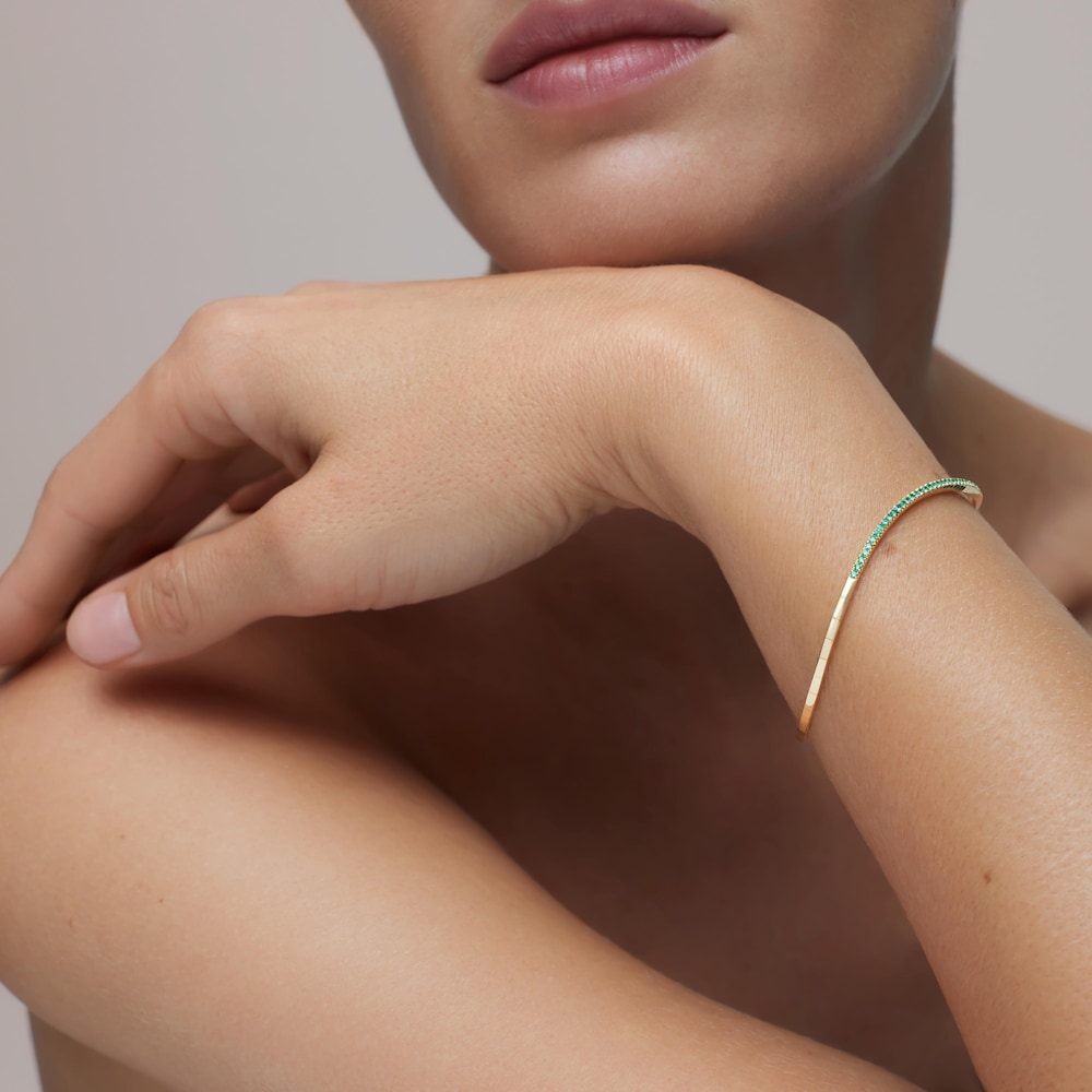 Pulsera abierta de oro con esmeraldas TOUS ATELIER