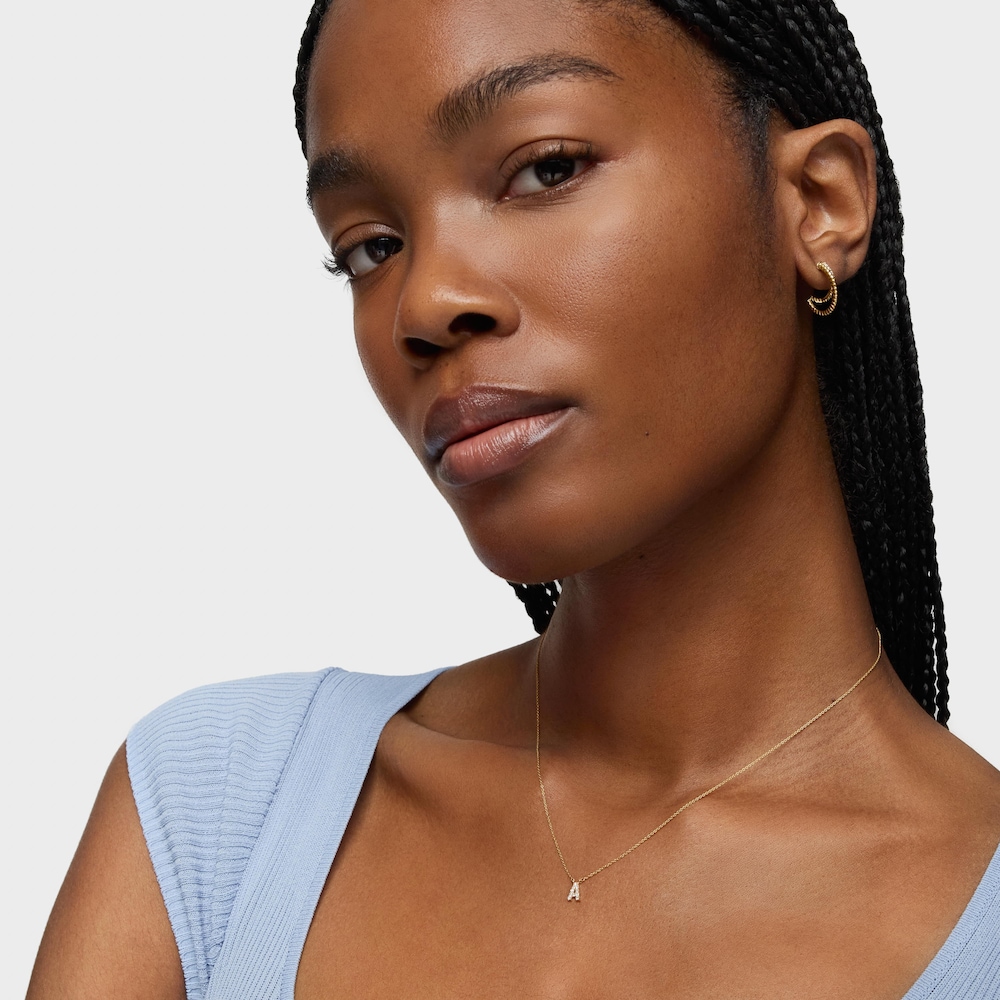 Kr&aacute;tk&yacute; zlat&yacute; N&aacute;hrdeln&iacute;k Alphabet s&nbsp;p&iacute;smenem A a diamanty o&nbsp;hmotnosti 0,05&nbsp;kar&aacute;tu