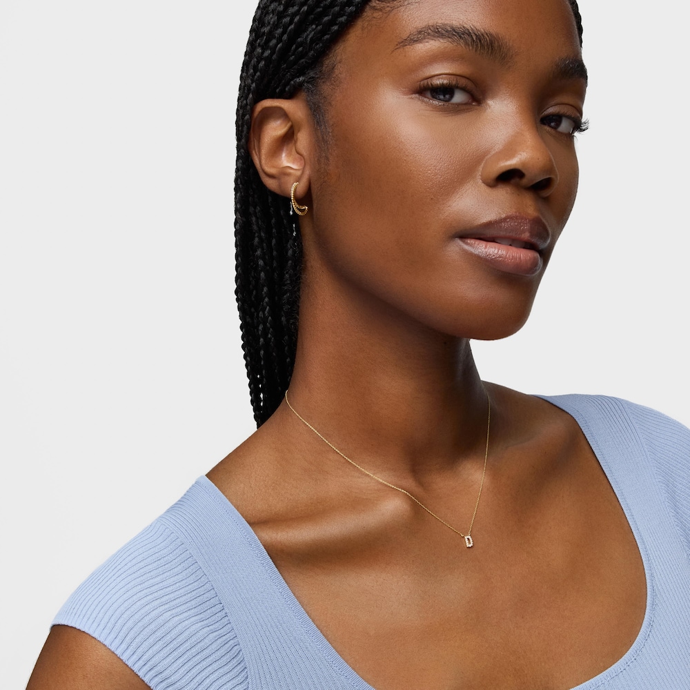 Kr&aacute;tk&yacute; zlat&yacute; N&aacute;hrdeln&iacute;k Alphabet s&nbsp;p&iacute;smenem D a diamanty o&nbsp;hmotnosti 0,05&nbsp;kar&aacute;tu