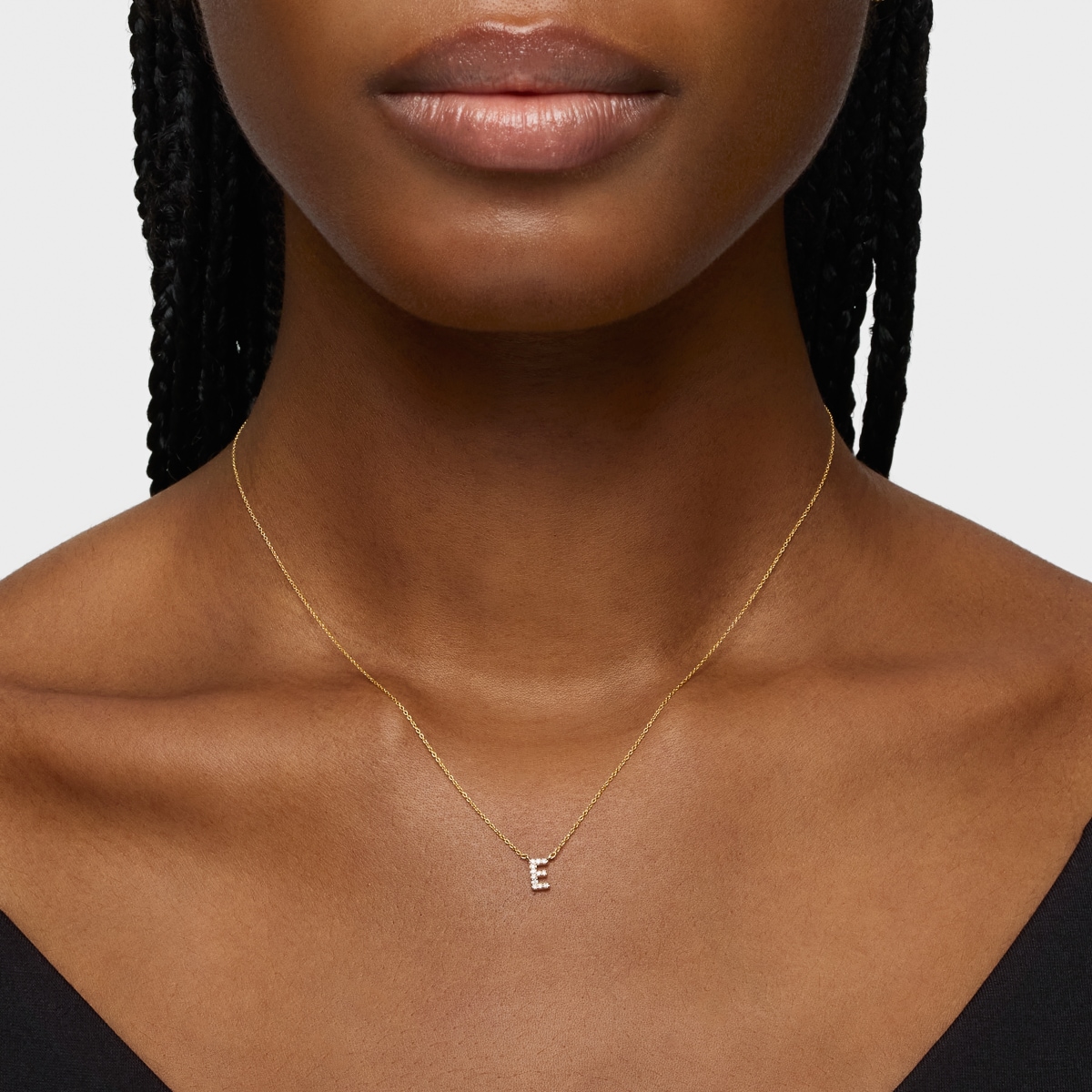 Collar corto de oro y 0,05 ct de diamantes letra E Alphabet
