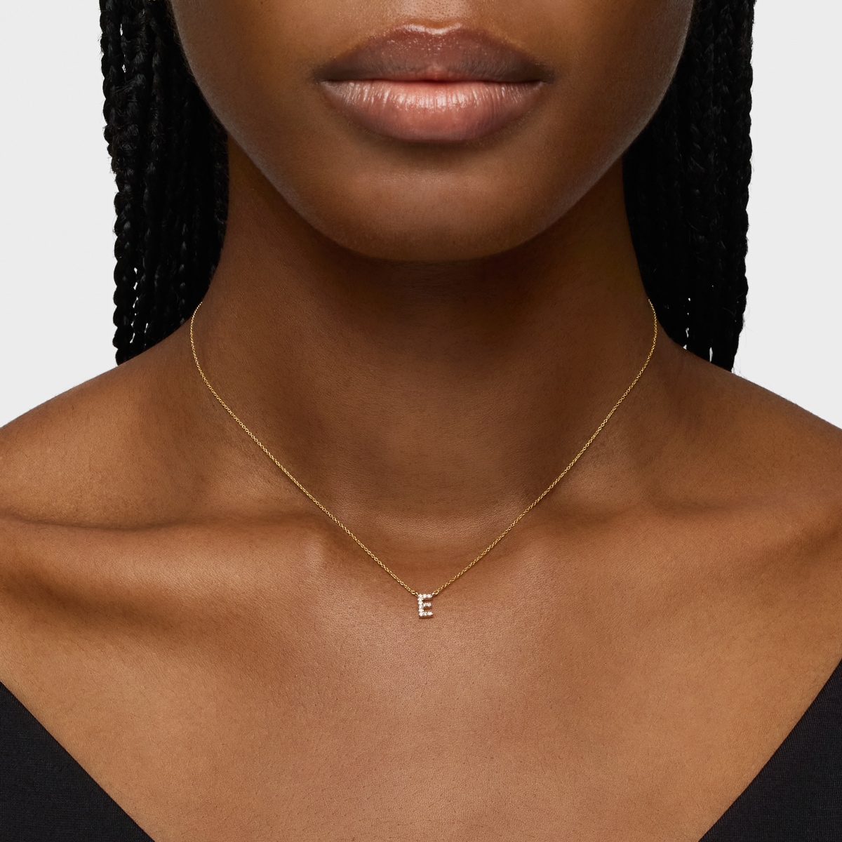 Collar corto de oro y 0,05 ct de diamantes letra E Alphabet