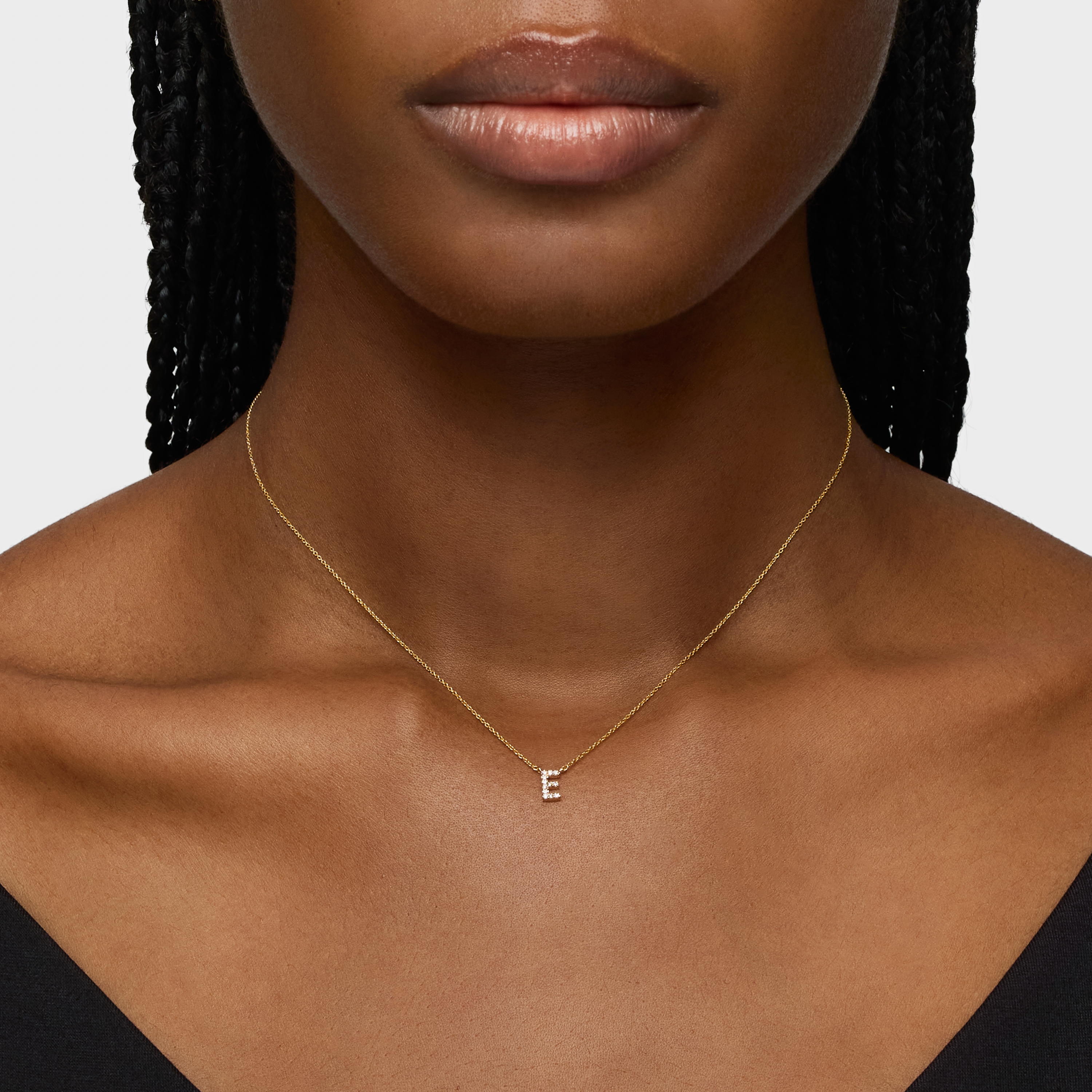Collar corto de oro y 0,05 ct de diamantes letra E Alphabet