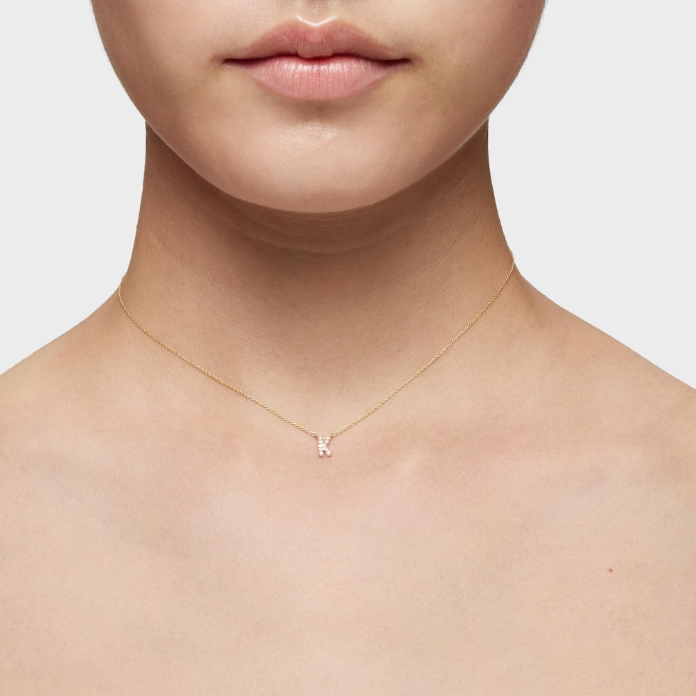 Kr&aacute;tky zlat&yacute; N&aacute;hrdeln&iacute;k s&nbsp;p&iacute;smenom K s&nbsp;0,05&nbsp;kt diamantmi Alphabet