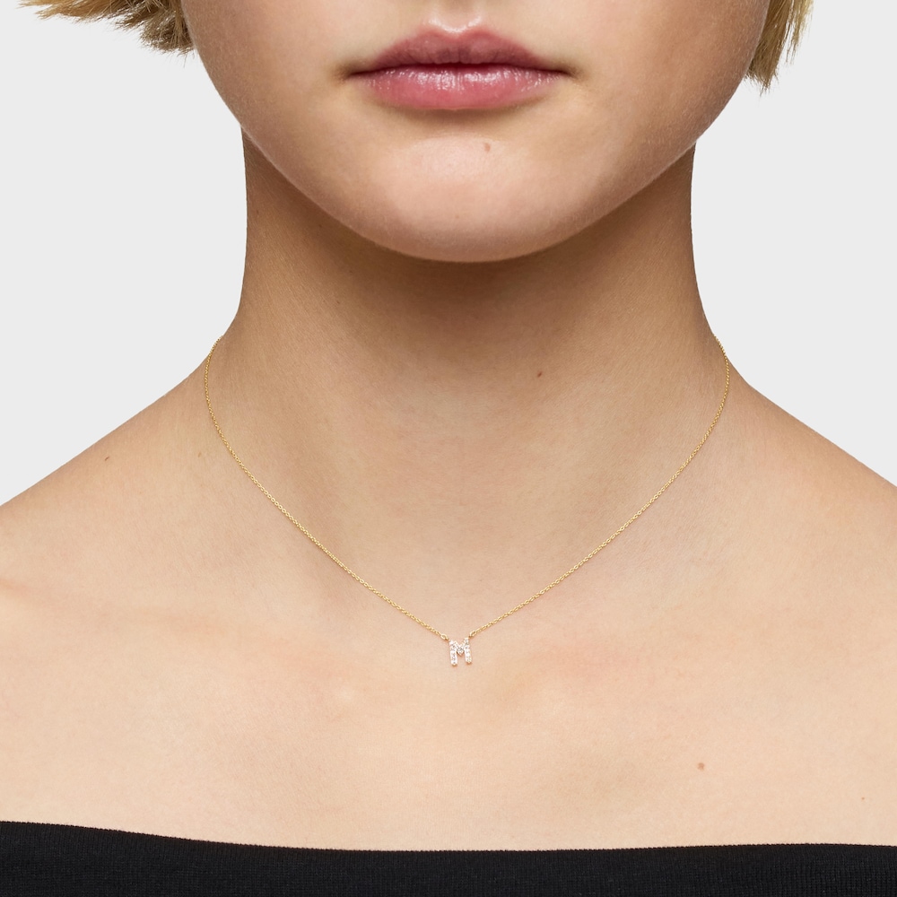 Collar corto de oro y 0,05 ct de diamantes letra M Alphabet