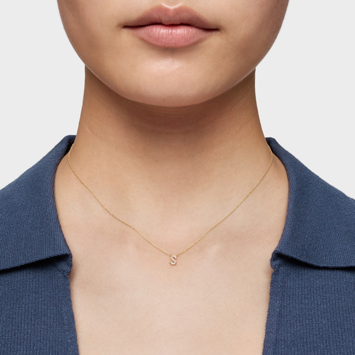 Collar corto de oro y 0,05 ct de diamantes letra S Alphabet