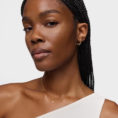 Collar corto de oro y 0,05 ct de diamantes letra V Alphabet