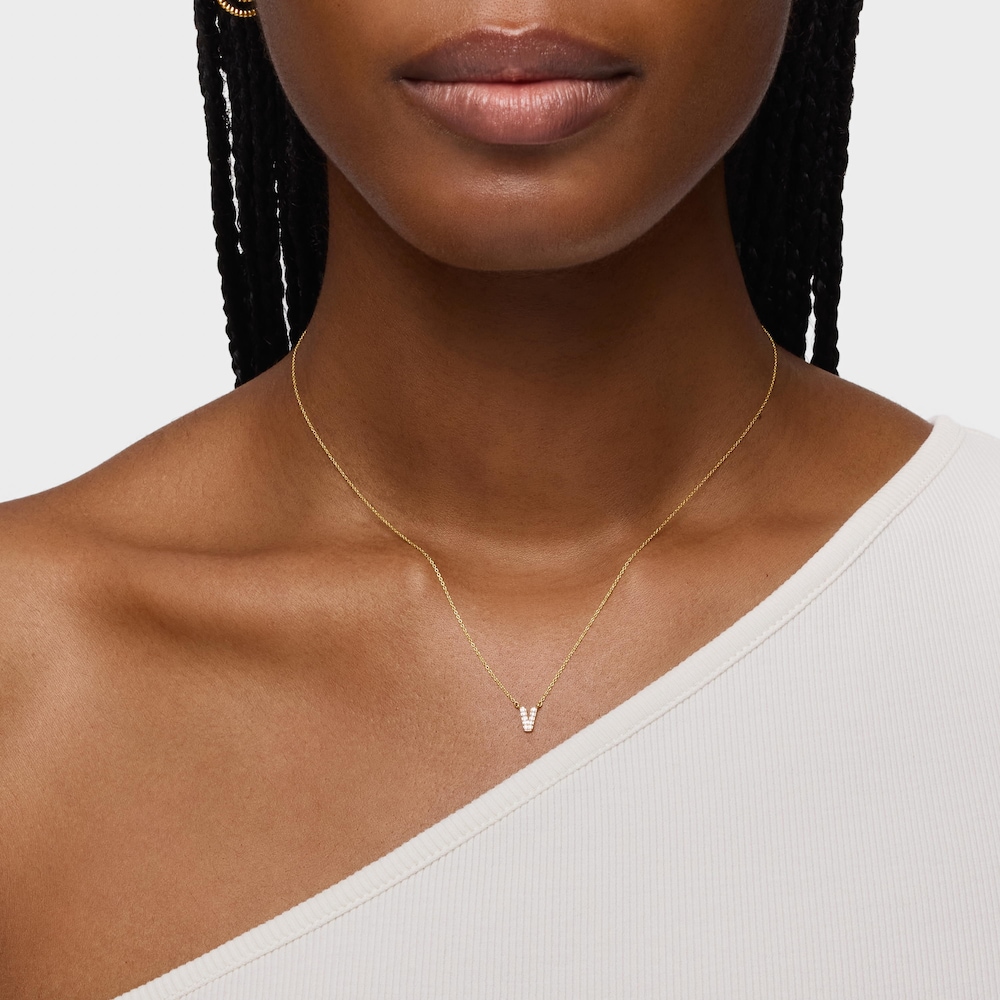 Collar corto de oro y 0,05 ct de diamantes letra V Alphabet