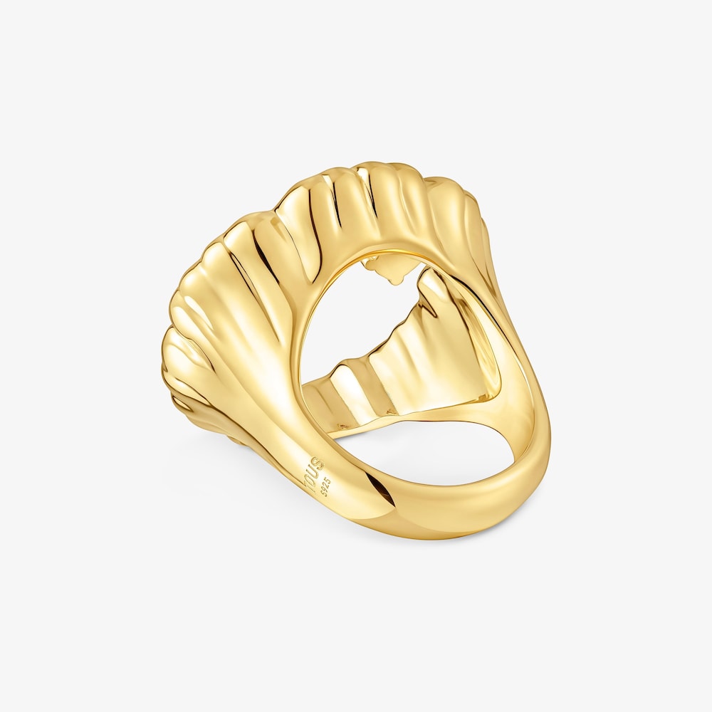 Anillo ancho con ba&ntilde;o de oro 18 kt sobre plata y detalle flor con cornalina Cachito M&iacute;o