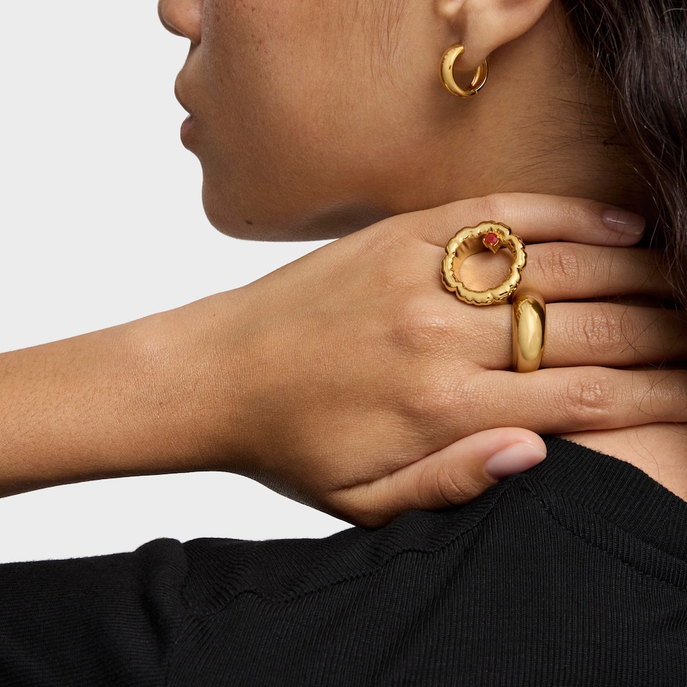 Anillo ancho con ba&ntilde;o de oro 18 kt sobre plata y detalle flor con cornalina Cachito M&iacute;o