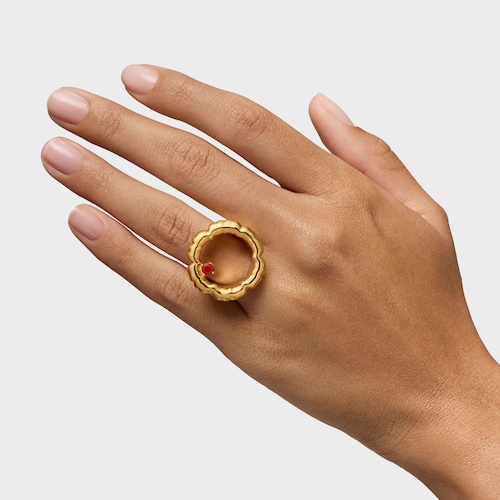 Anillo ancho con baño de oro 18 kt sobre plata y detalle flor con cornalina Cachito Mío