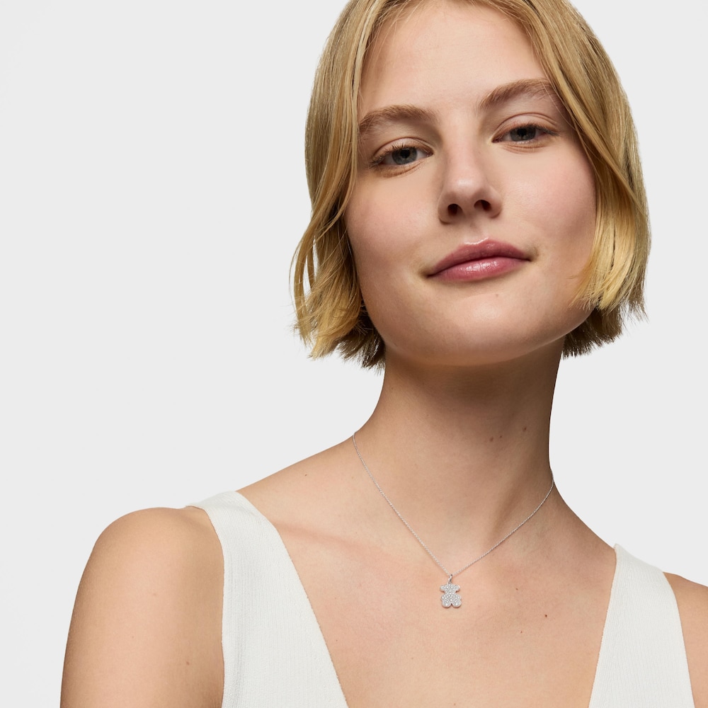 Kr&aacute;tky 16&nbsp;mm n&aacute;hrdeln&iacute;k s&nbsp;medved&iacute;kom z&nbsp;bieleho zlata s&nbsp;diamantmi Icon Gems