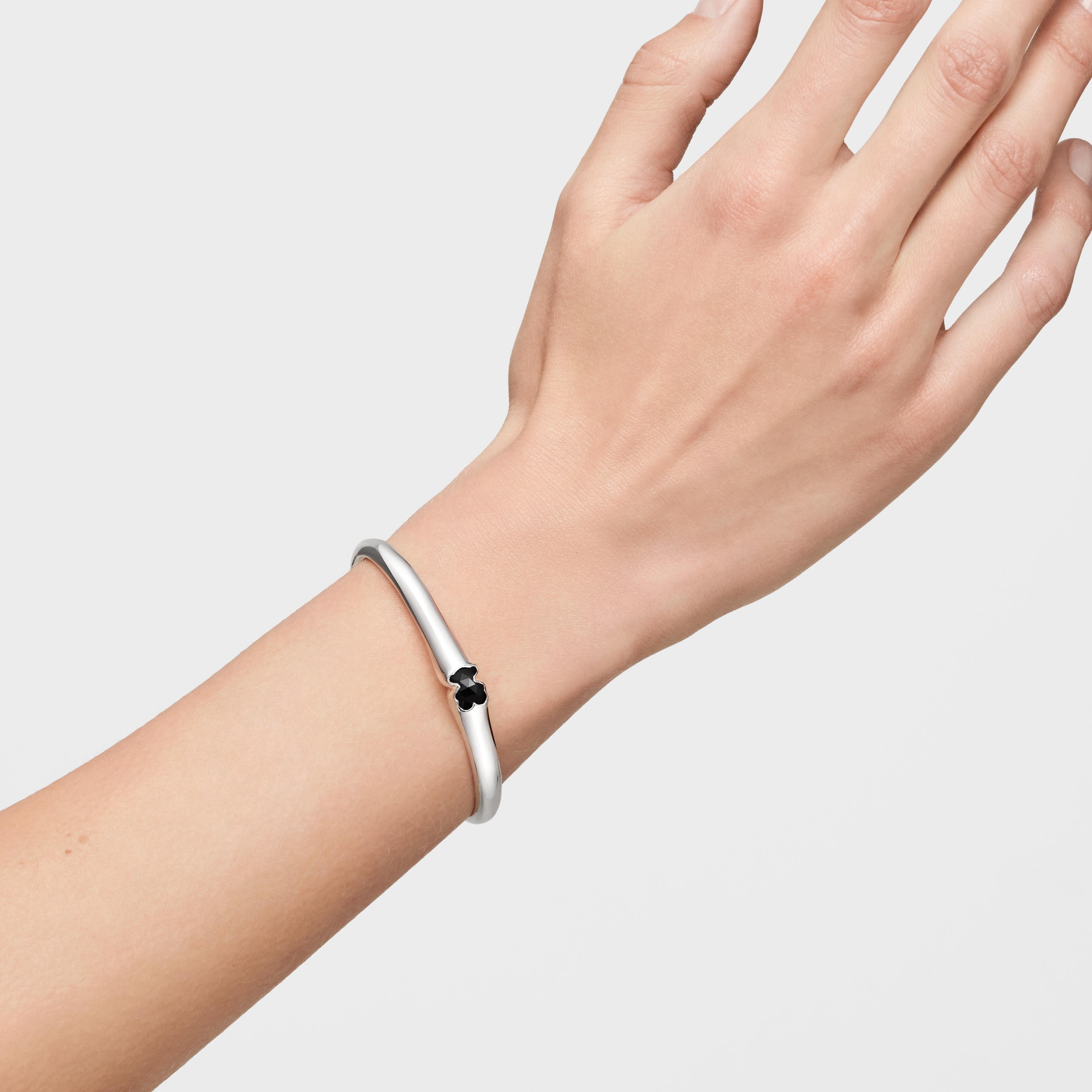 Silver Bangle with 10mm bear motif onyx TOUS Icon Color