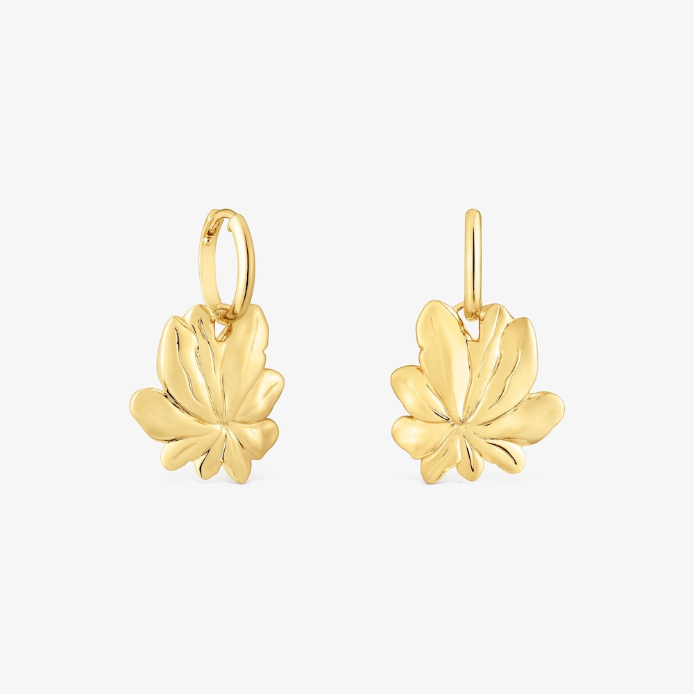 Pendientes de aro cortos con ba&ntilde;o de oro 18 kt sobre plata y motivo Yagrumo