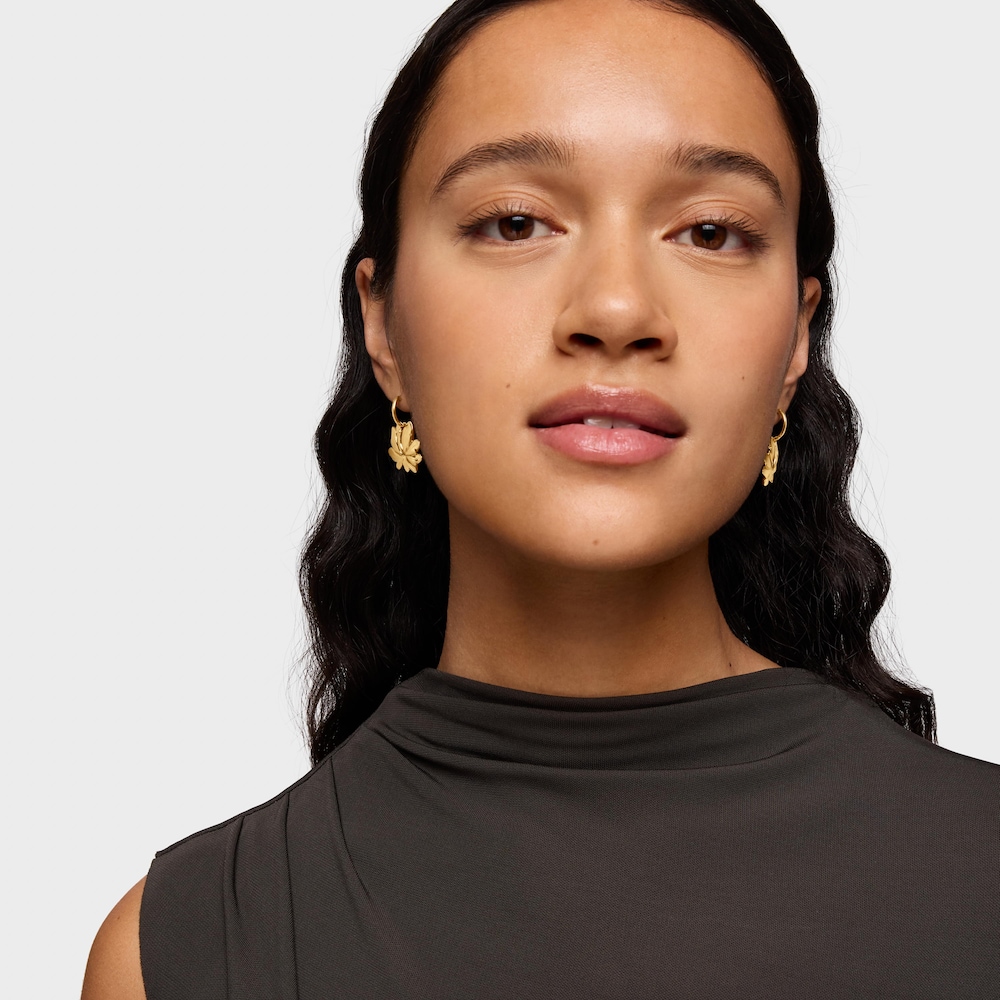 Pendientes de aro cortos con ba&ntilde;o de oro 18 kt sobre plata y motivo Yagrumo