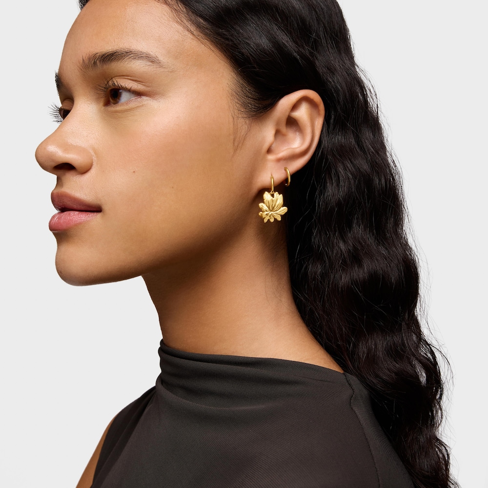 Pendientes de aro cortos con ba&ntilde;o de oro 18 kt sobre plata y motivo Yagrumo