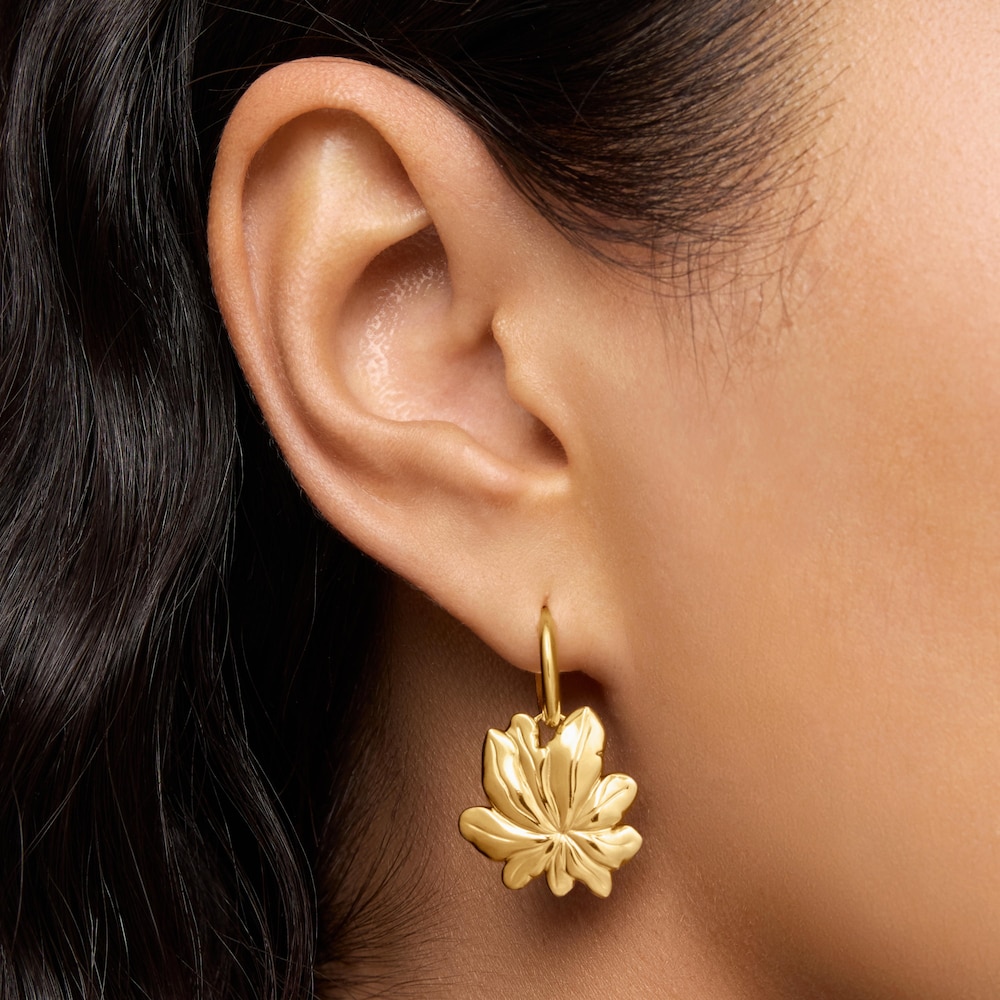 Pendientes de aro cortos con ba&ntilde;o de oro 18 kt sobre plata y motivo Yagrumo