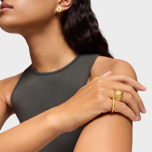Anillo sello con baño de oro 18 kt sobre plata motivo Yagrumo