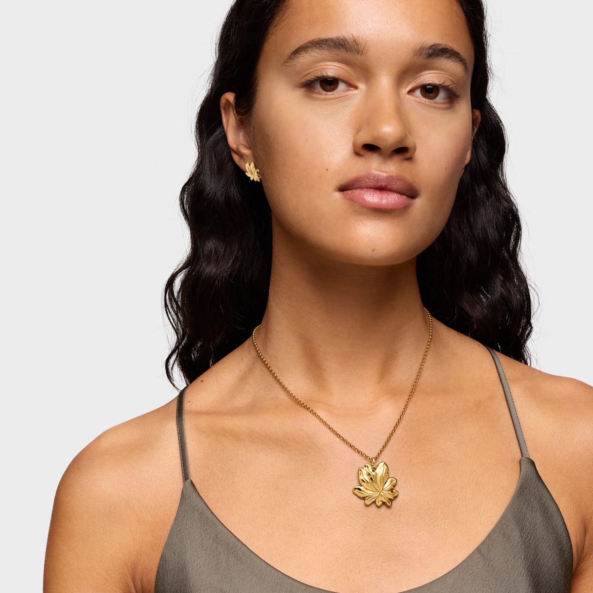 18kt gold plating over silver Pendant with motif Yagrumo