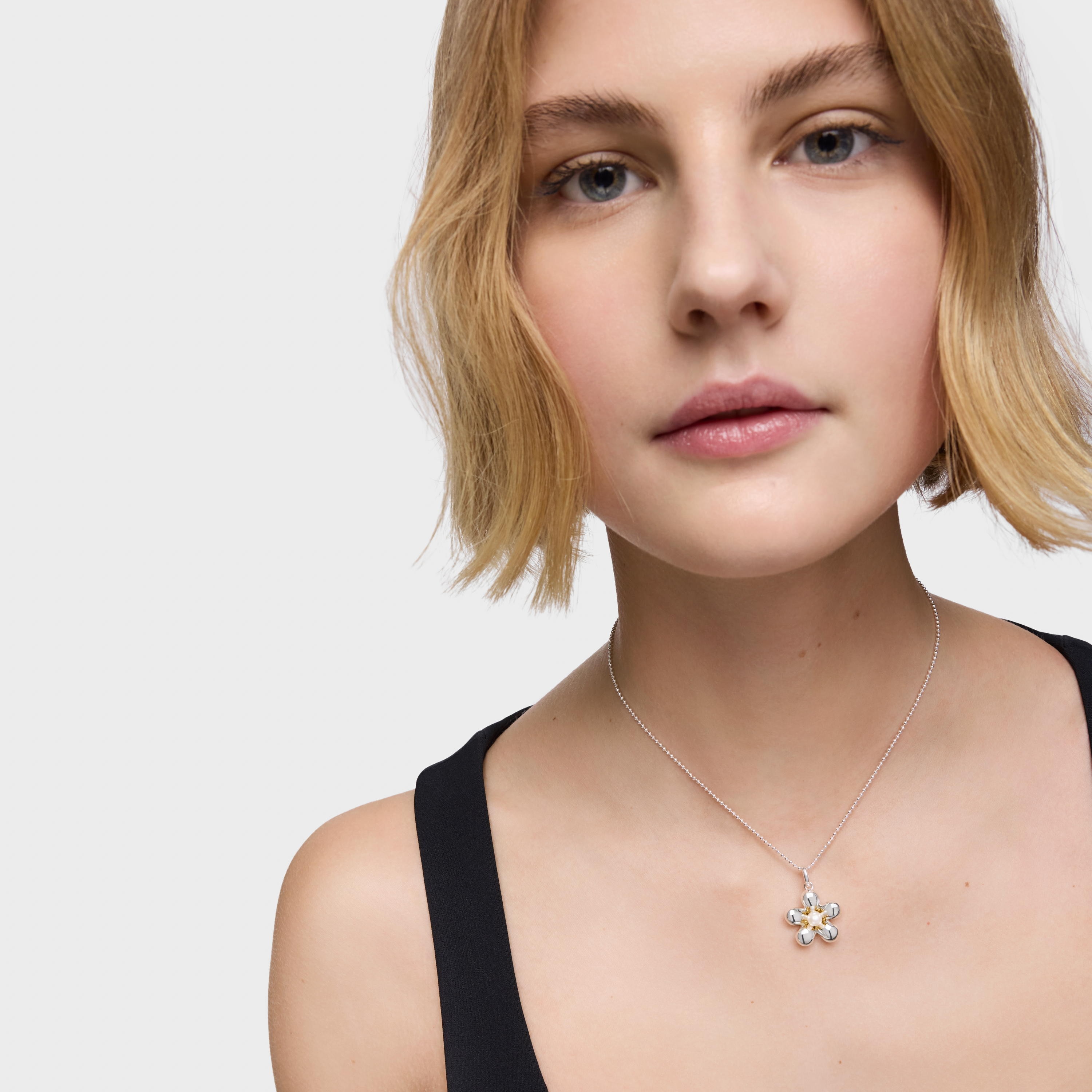 Two-tone flower Pendant with cultured pearl Daisy