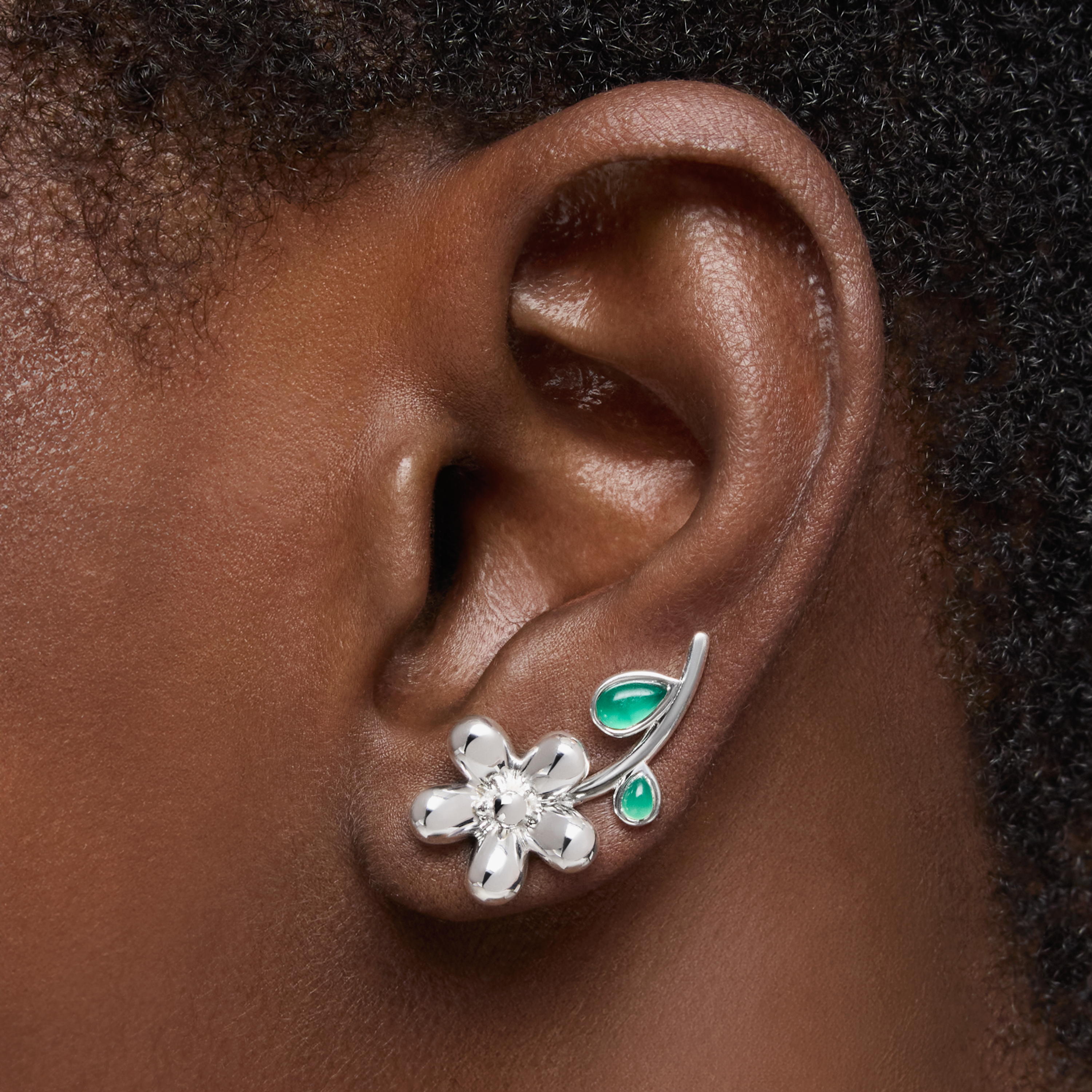 Pendientes trepadores de plata y calcedonia verde Daisy