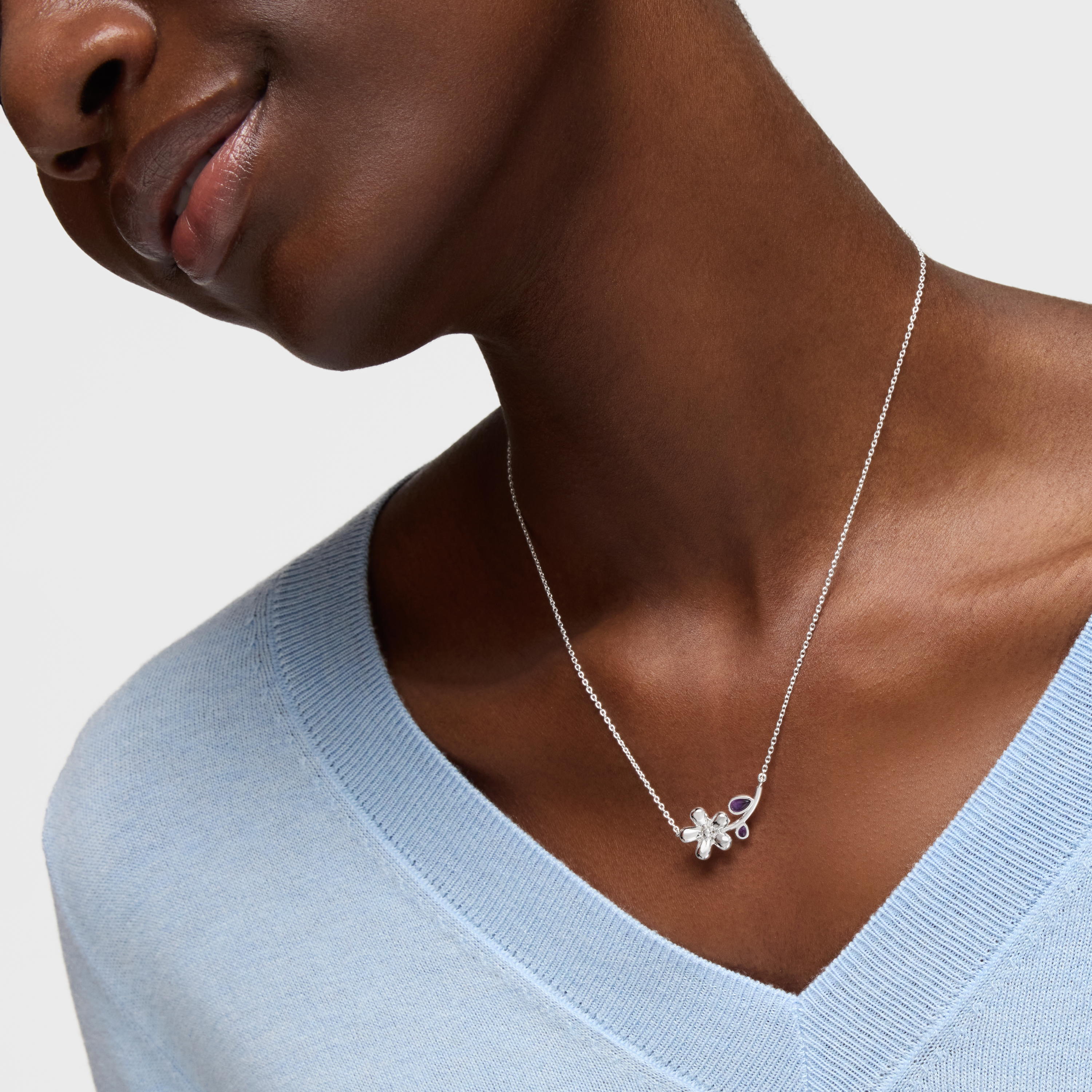 Short silver Necklace with amethyst Daisy