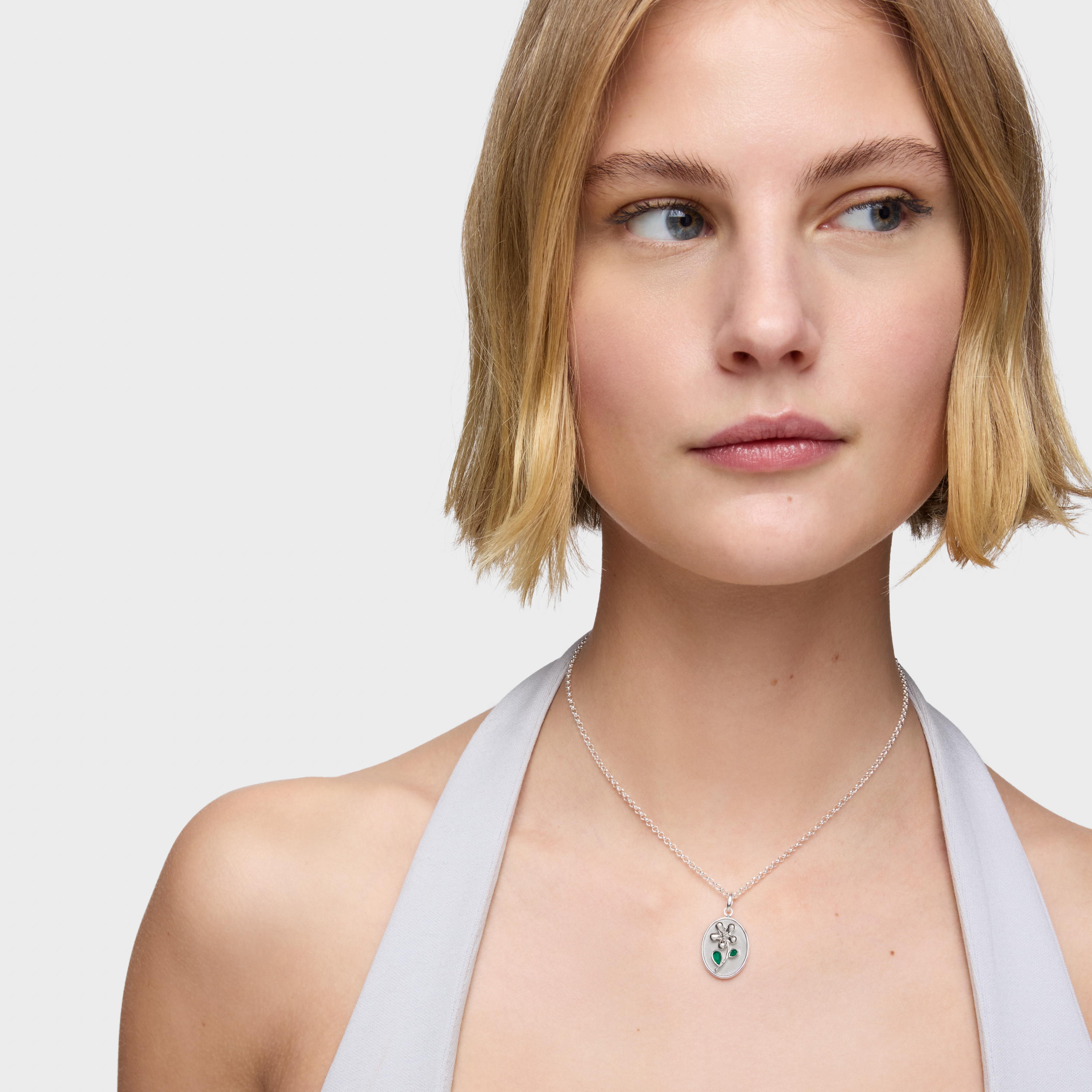 Silver Medallion pendant with green chalcedony Daisy