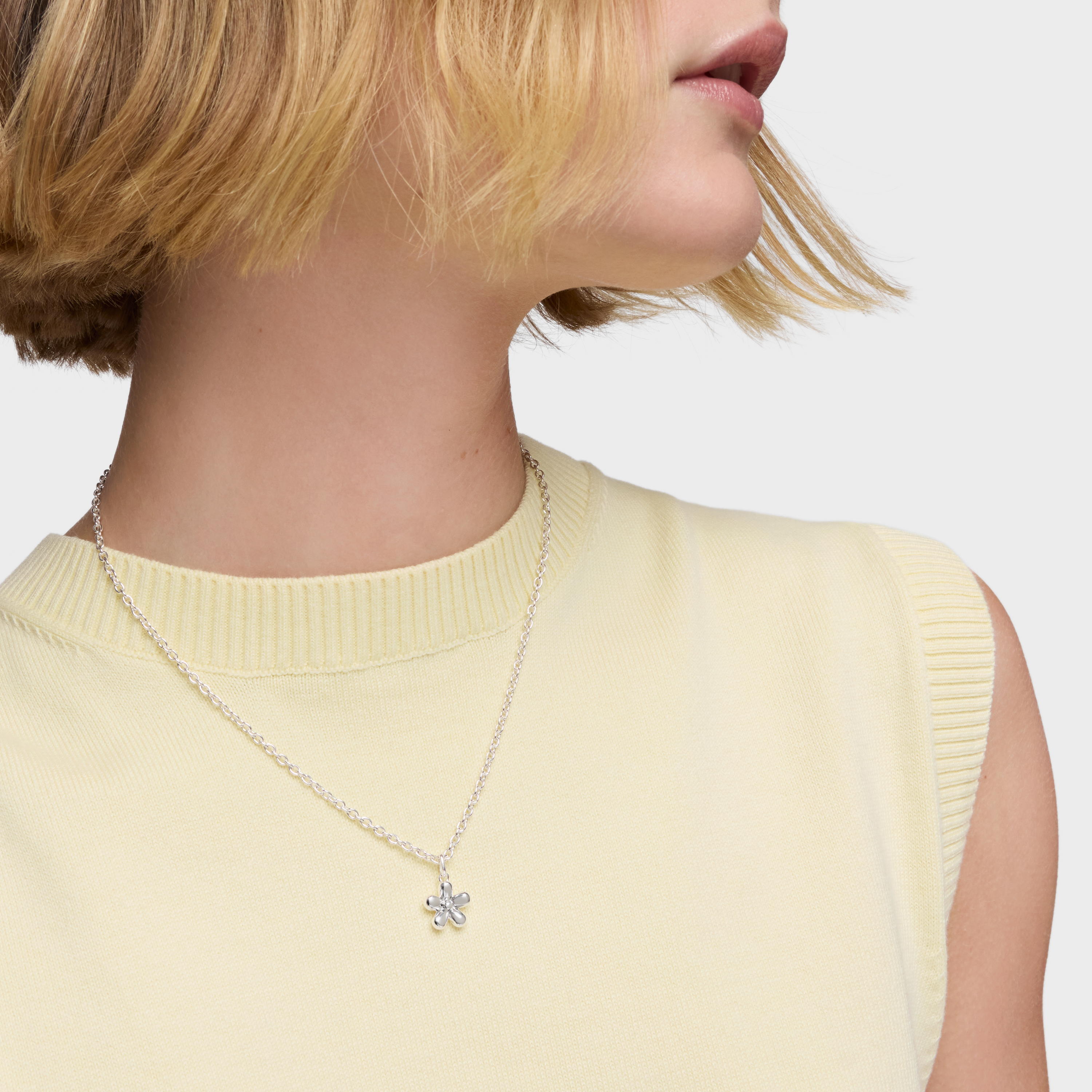 Short silver flower Necklace Daisy