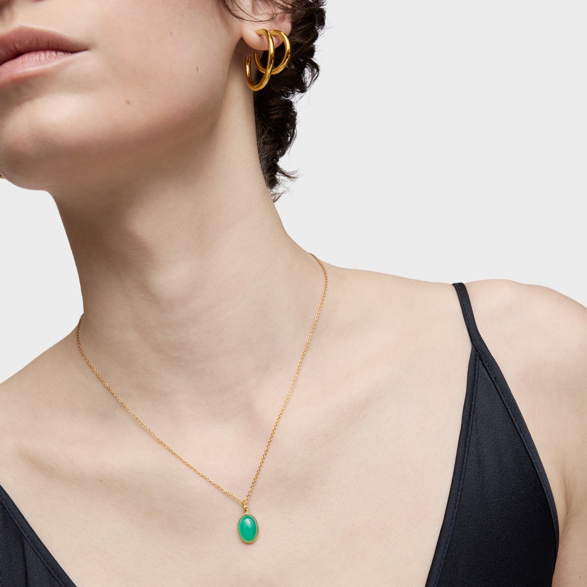 Colgante pequeño con baño de oro 18 kt sobre plata y calcedonia verde Medallions