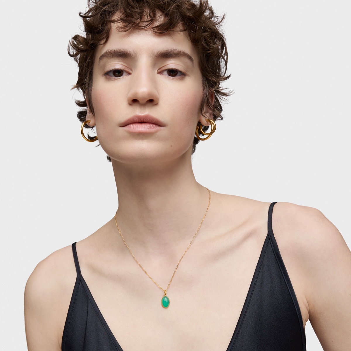 Colgante pequeño con baño de oro 18 kt sobre plata y calcedonia verde Medallions