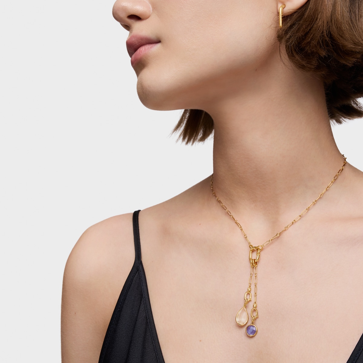 Colgante pequeño con baño de oro 18 kt sobre plata y iolita Medallions