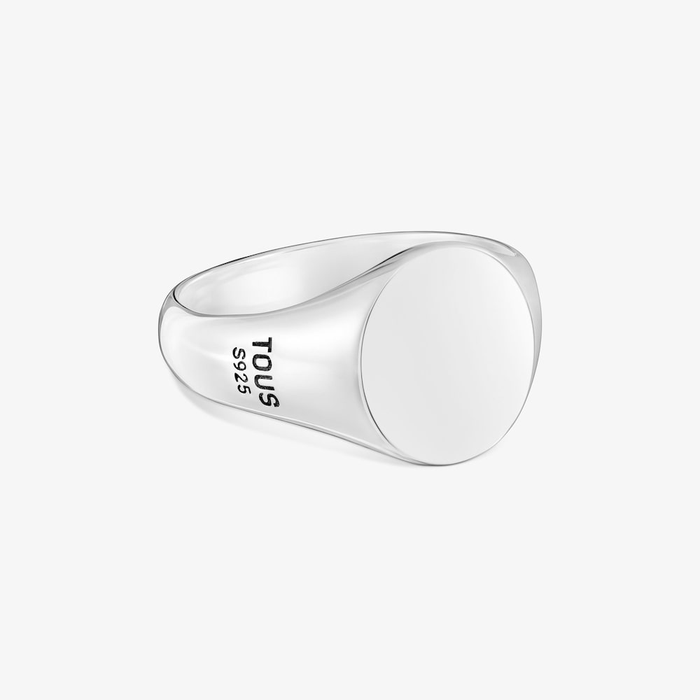 Wykonany z postarzanego srebra sygnet z kwadratowym motywem TOUS Man