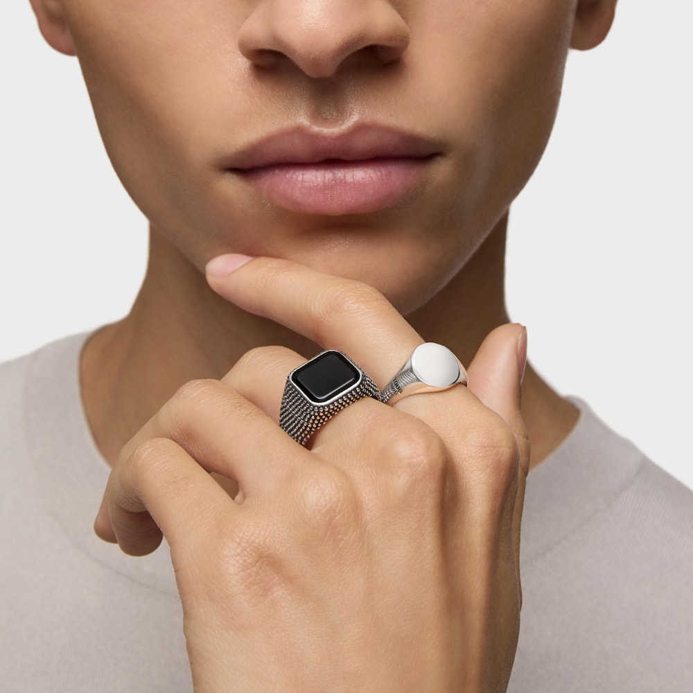 Wykonany z postarzanego srebra sygnet z kwadratowym motywem TOUS Man