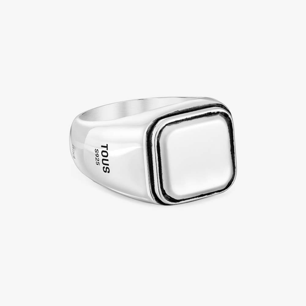 Wykonany z postarzanego srebra sygnet z kwadratowym motywem TOUS Man