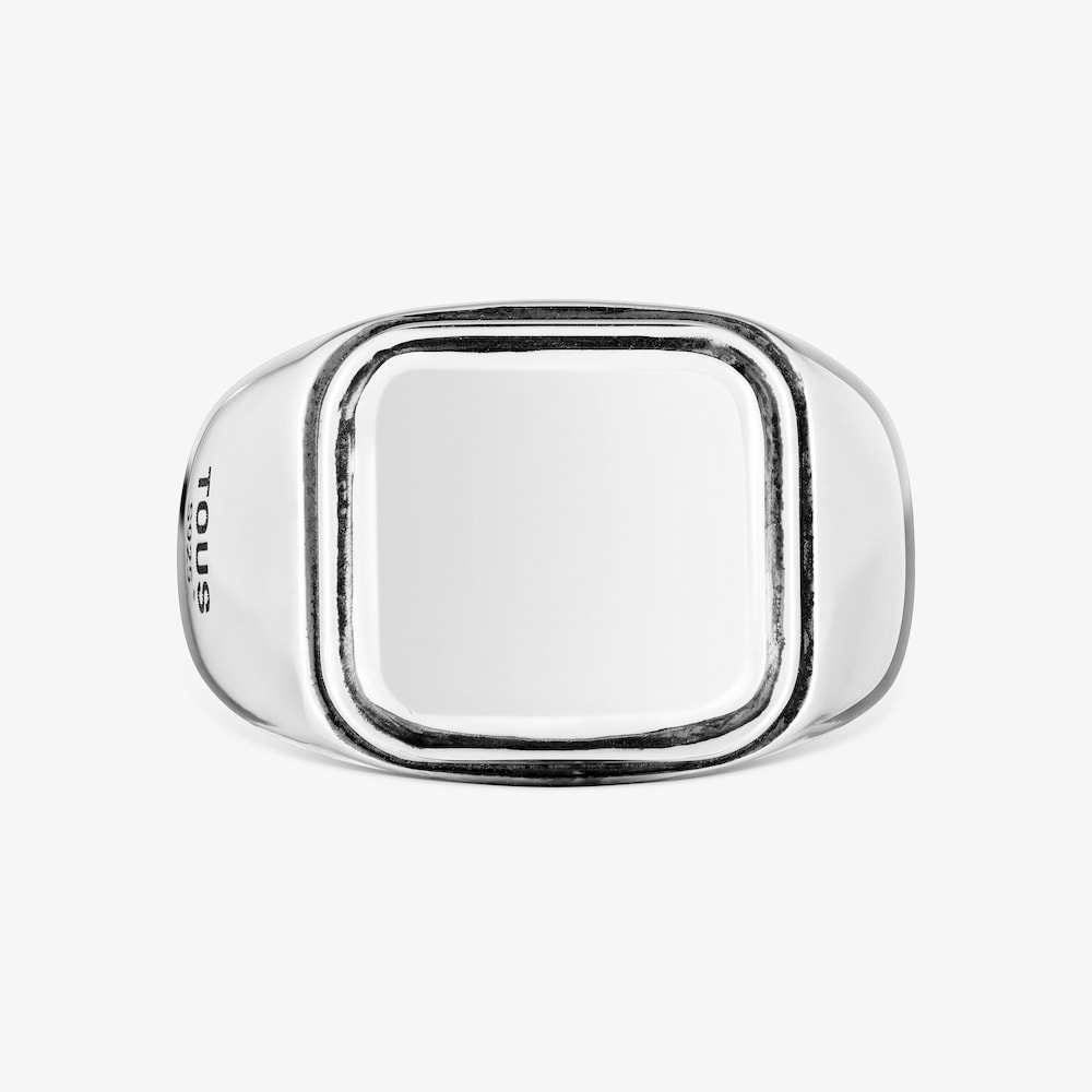 Wykonany z postarzanego srebra sygnet z kwadratowym motywem TOUS Man