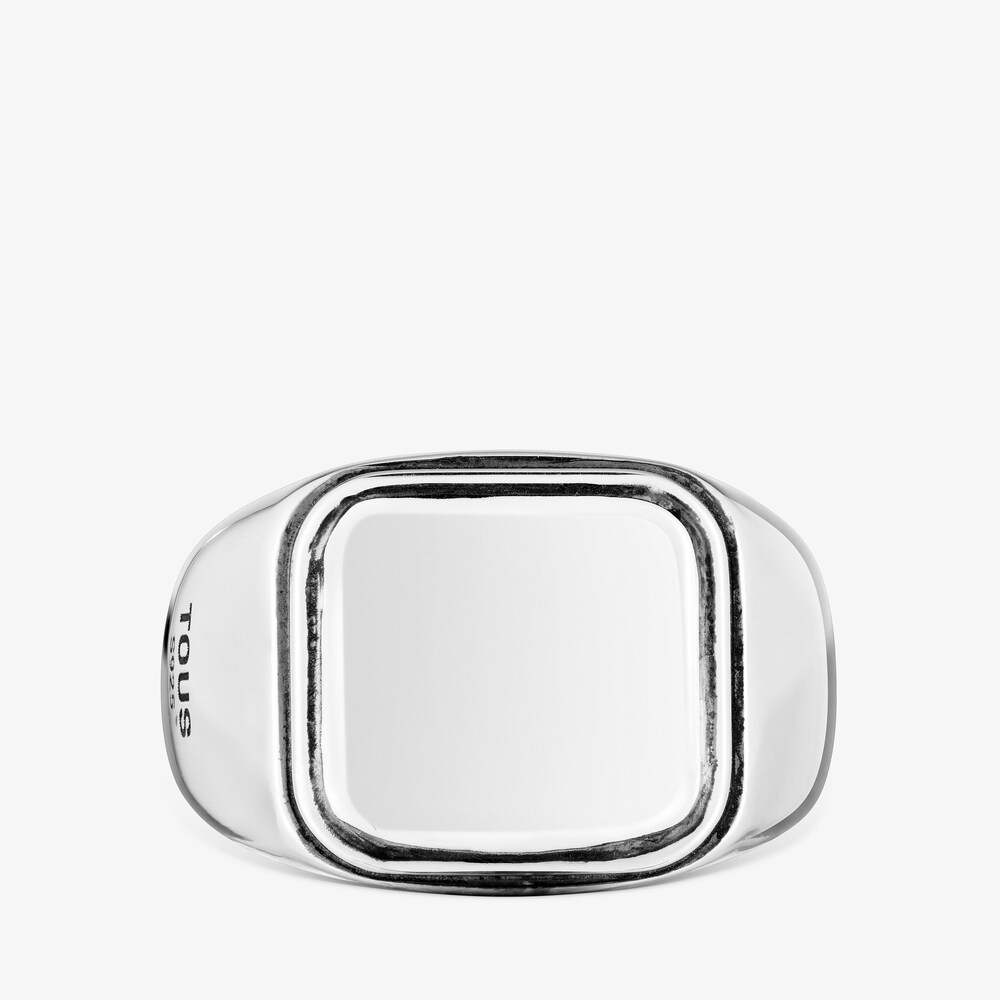 Wykonany z postarzanego srebra sygnet z kwadratowym motywem TOUS Man