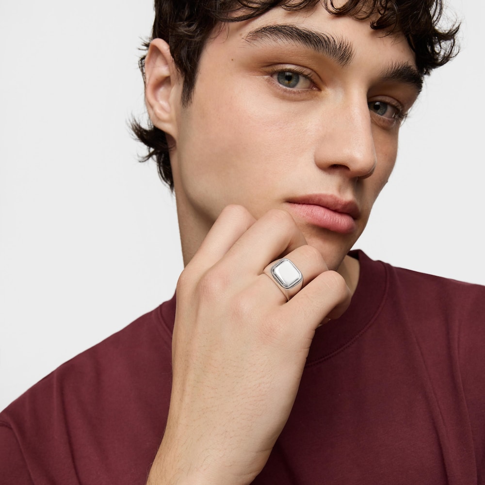 Wykonany z postarzanego srebra sygnet z kwadratowym motywem TOUS Man