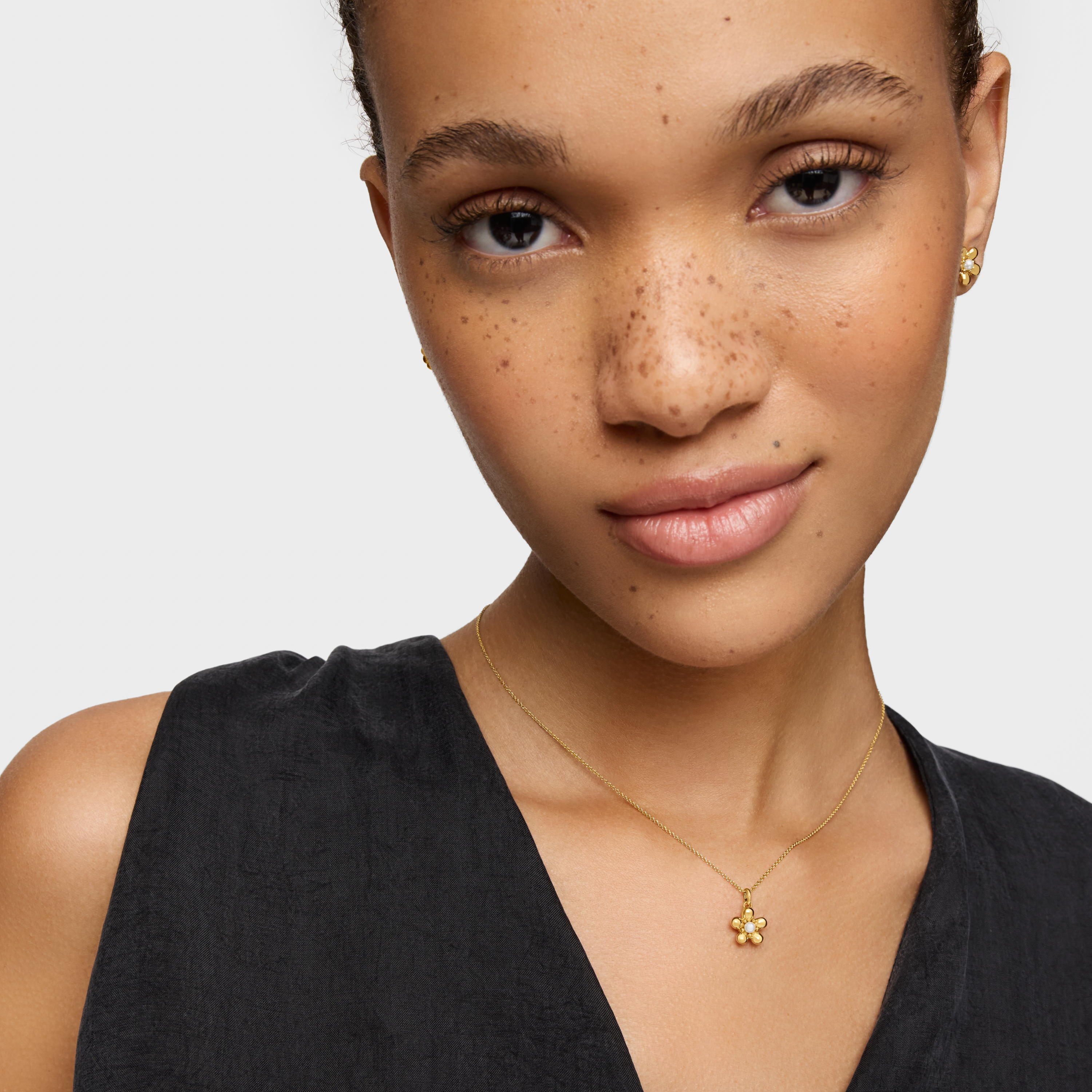 18K solid gold Pendant with 10 mm cultured pearls Daisy